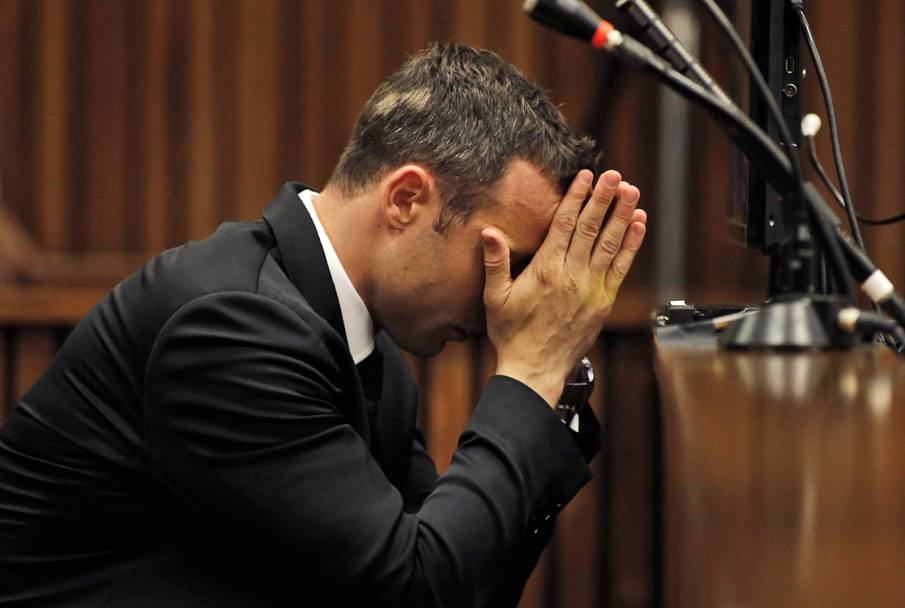 Le lacrime di Oscar Pistorius: al tribunale di Pretoria  di scena il processo per l&#39;uccisione della sua Reeva. Epa